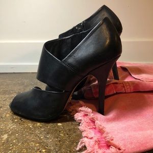 Pour La Victoire heels